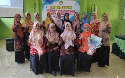 Dharma Wanita Kecamatan Dayeuhluhur Menggelar Workshop Keterampilan Pembuatan Buket Bunga di SMA Negeri 1 Dayeuhluhur